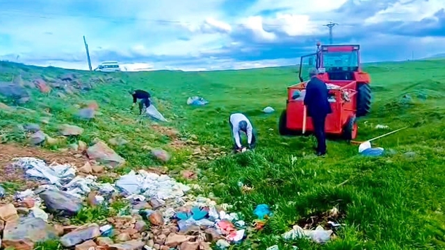 Kars'ta muhtarlar el ele verdi, köy girişlerindeki çöpleri temizledi