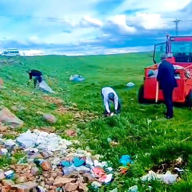 Kars'ta muhtarlar el ele verdi, köy girişlerindeki çöpleri temizledi