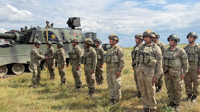 Bayramı kışlada karşılayan Mehmetçik, komutan ve silah arkadaşlarıyla bayramlaştı