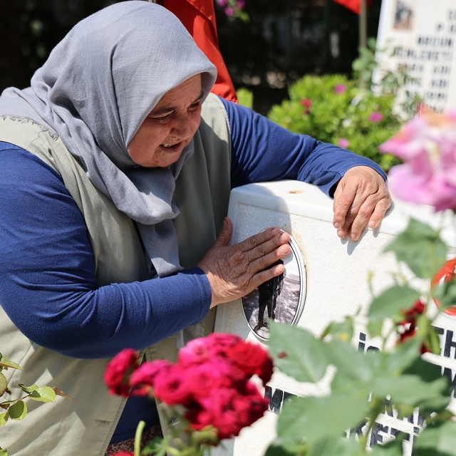 Şehit annesi: "Yaşıyor muyum yaşamıyor muyum bilmiyorum"
Adana'da Kurban Ba...