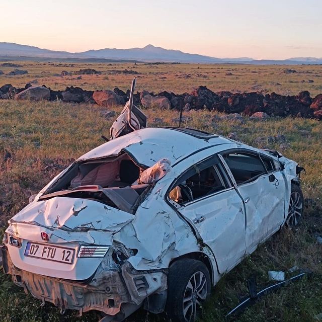 Siverek'te takla atan otomobilde 2'si bebek 5 kişi yaralandı