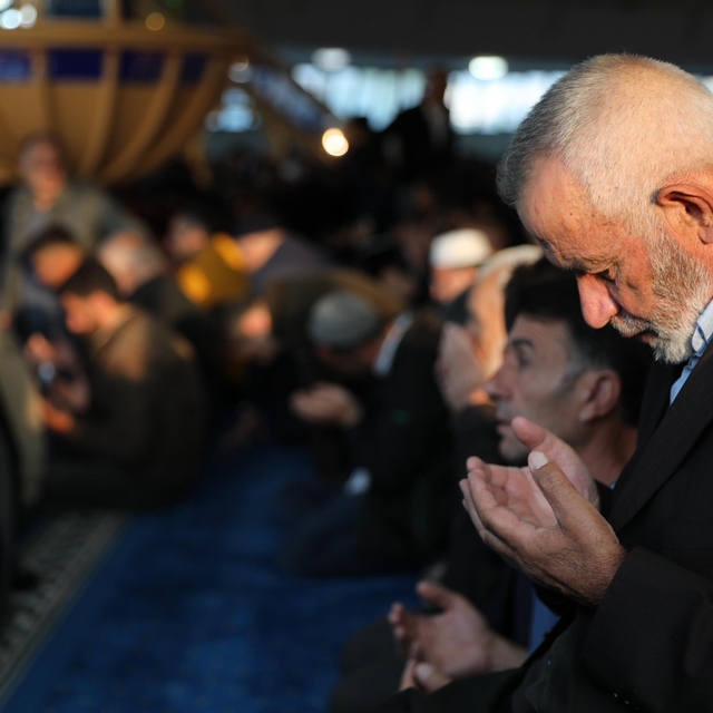 Erzincan'da vatandaşlar bayram namazı için camilere akın etti