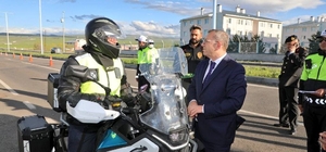 Kars Valisi Ziya Polat'tan bayram mesaisindeki polis ekiplerine ziyaret
