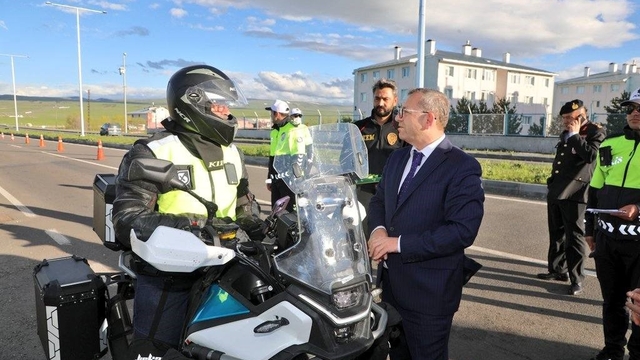 Kars Valisi Ziya Polat'tan bayram mesaisindeki polis ekiplerine ziyaret