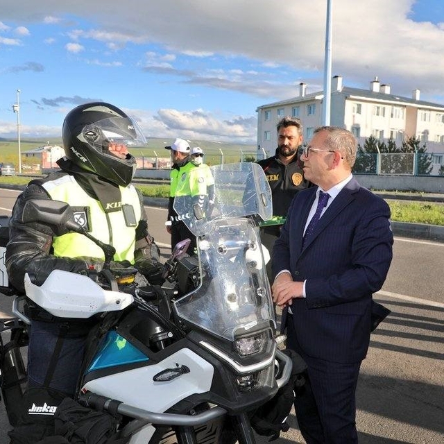 Kars Valisi Ziya Polat'tan bayram mesaisindeki polis ekiplerine ziyaret