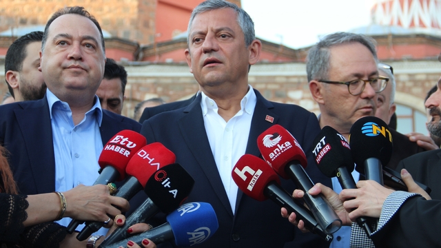 Özgür Özel bayram namazını memleketi Manisa'da kıldı
Özel, bayram namazı çıkışı gazetecilere açıklamalarda bulundu
"Kimse partisinden istifa etmesin, kimse umudunu kesmesin"
"Öyle yeni parti falan kuracağımız yok. Atatürk'ün partisine sahip çıkacağız"