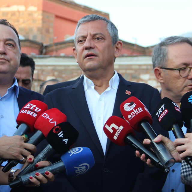 Özgür Özel bayram namazını memleketi Manisa'da kıldı
Özel, bayram namazı çı...