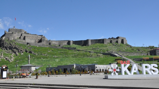 Kars'ta bayram sessizliği: Kentin en işlek noktaları boş kaldı