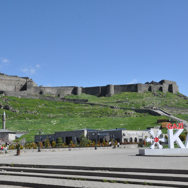 Kars'ta bayram sessizliği: Kentin en işlek noktaları boş kaldı