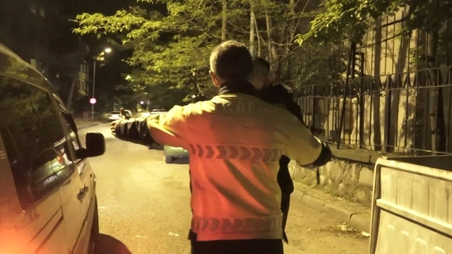 Uygulamada görüntü alan gazetecinin üzerine yürüdü: "Çekme beni senin donuna kadar alırım"