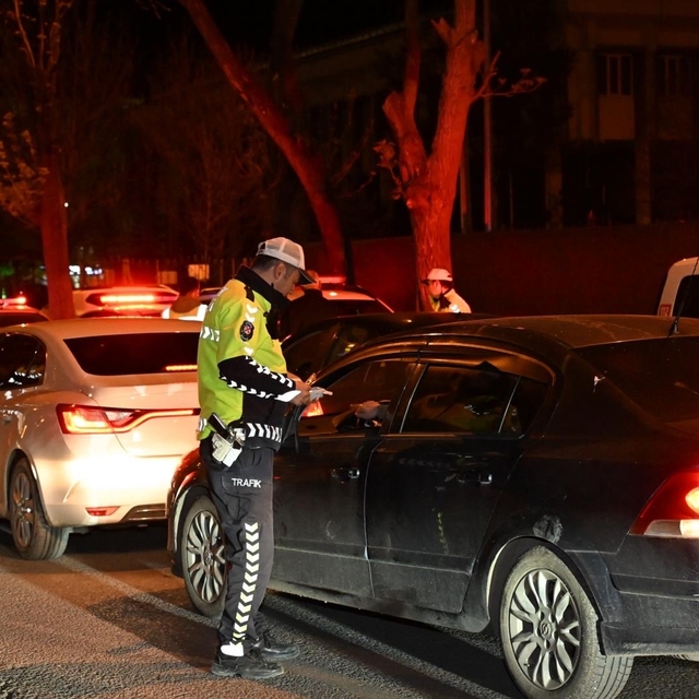 Kars'ta Bayram trafiğinde sıkı denetim: "Bir kural, Bir hayat kurtarır"