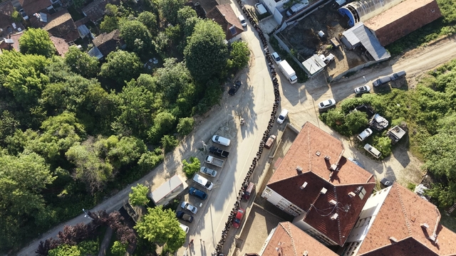 Mahallede 60 yıllık gelenek; bayramlaşma kuyruğu 1 kilometreyi geçti