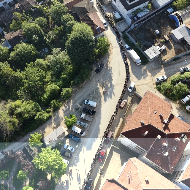 Mahallede 60 yıllık gelenek; bayramlaşma kuyruğu 1 kilometreyi geçti