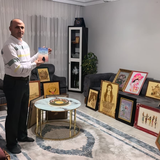 Güvenlik görevlisi çatı katını sanat atölyesine çevirdi
288 şiir yazdı bine...