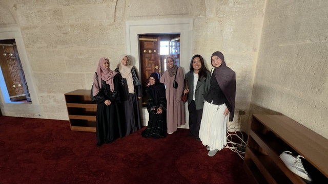 Memleketlerinden kilometrelerce uzakta Selimiye Camii'nde bayramlaşma coşkusu
Selimiye Camii'nde farklı ülkelerden öğrenciler aynı safta bayram namazına durdular