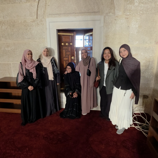 Memleketlerinden kilometrelerce uzakta Selimiye Camii'nde bayramlaşma coşku...