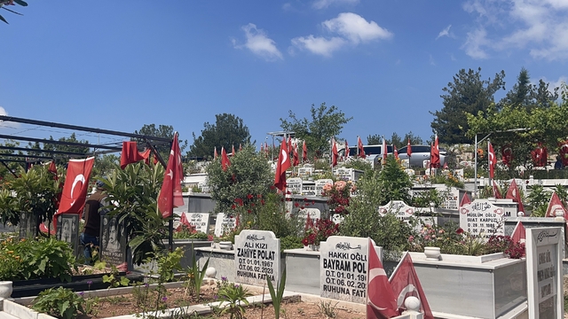 Osmaniye deprem şehitliğinde hüzünlü bayram
"6 Şubat'ı herkes unutabilir ama ben unutamam"
