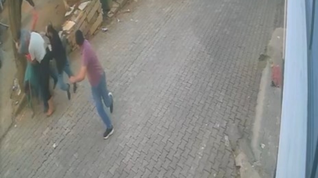Kesilmek üzereyken kaçan boğa güçlükle yakalandı; o anlar kamerada
