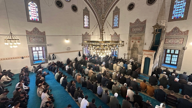 Karapınar'da bayram namazında vatandaşlar camilere akın etti