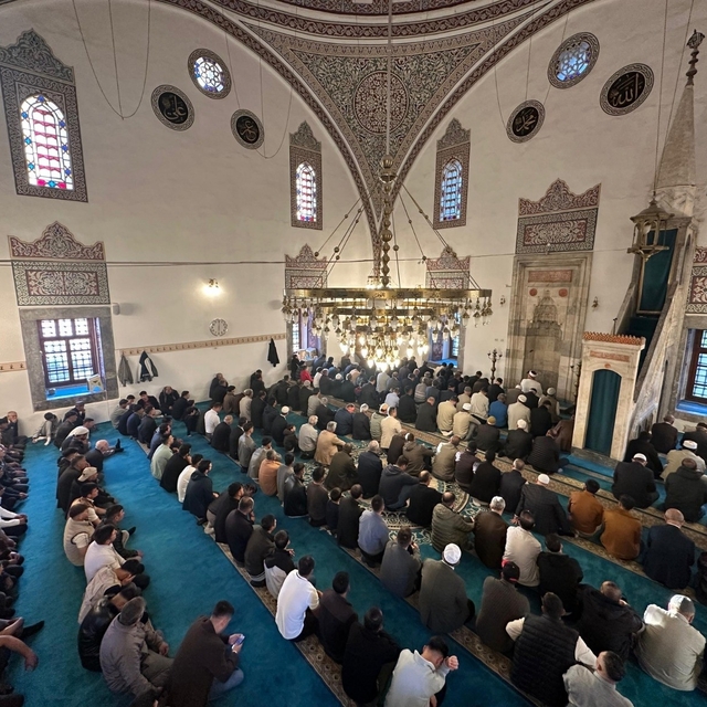 Karapınar'da bayram namazında vatandaşlar camilere akın etti