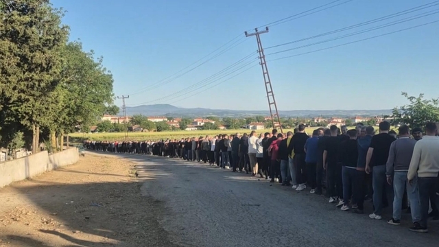 Beldede 90 yıllık bayramlaşma geleneği; metrelerce kuyruk oluştu
