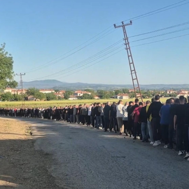 Beldede 90 yıllık bayramlaşma geleneği; metrelerce kuyruk oluştu