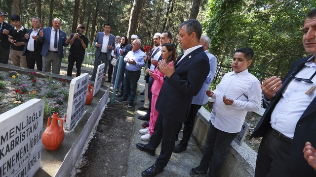 Özgür Özel Manisa'da şehitlik ve Ferdi Zeyrek'in mezarını ziyaret etti