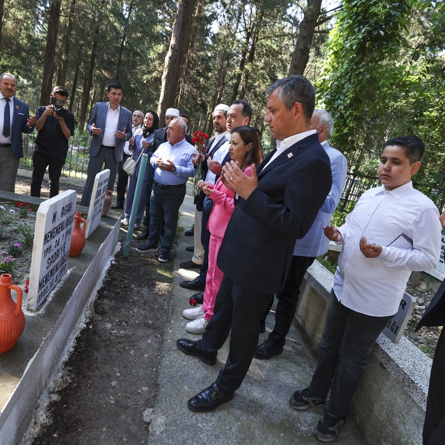 Özgür Özel Manisa'da şehitlik ve Ferdi Zeyrek'in mezarını ziyaret etti