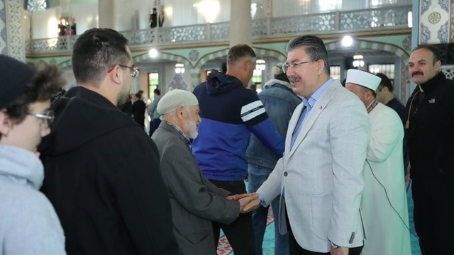 Vali Yılmaz bayram namazını vatandaşlarla birlikte eda etti