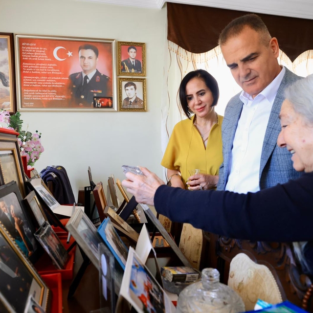 Vali Akbıyık şehit Binbaşı Kıvanç Cesur'un ailesini ziyaret etti