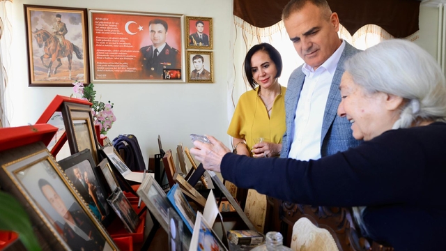 Vali Akbıyık şehit Binbaşı Kıvanç Cesur'un ailesini ziyaret etti