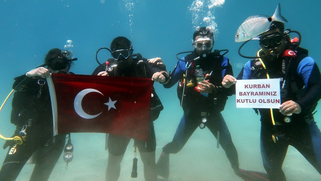Fethiye'de dalgıçlardan 'ıslak' bayram kutlaması