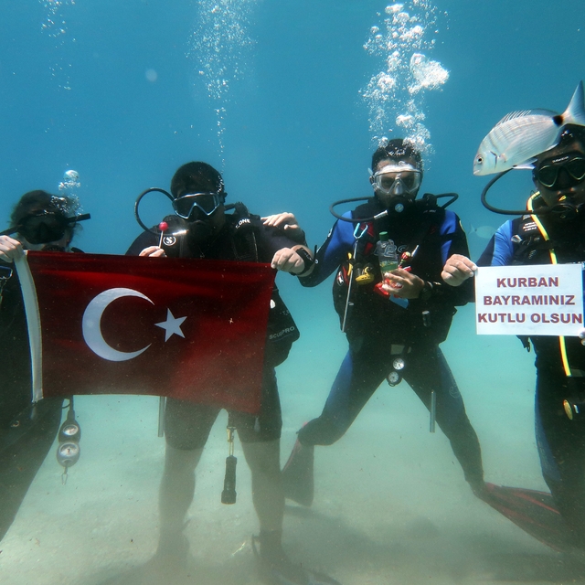 Fethiye'de dalgıçlardan 'ıslak' bayram kutlaması