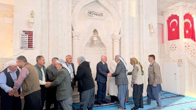 Başkan Karamehmetoğlu vatandaşlarla bayramlaştı