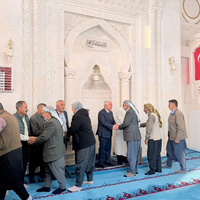 Başkan Karamehmetoğlu vatandaşlarla bayramlaştı