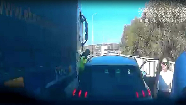 TIR'ın çarptığı uzman çavuş yaralandı; kaza kamerada