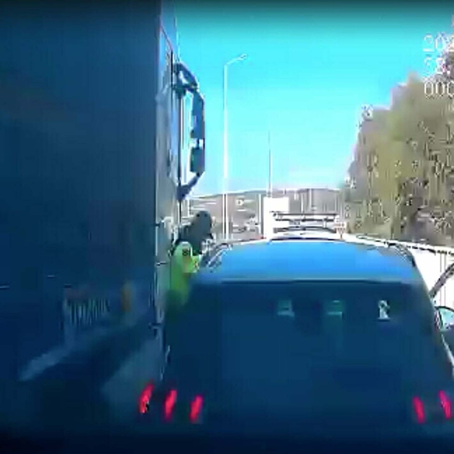 TIR'ın çarptığı uzman çavuş yaralandı; kaza kamerada
