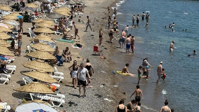 Bodrum'da Kurban Bayramı'nın ilk gününde sahillerde yoğunluk