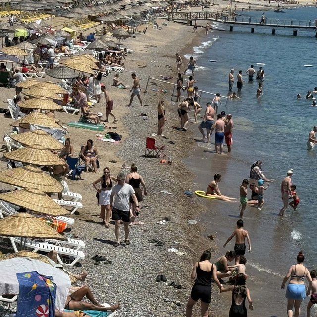 Bodrum'da Kurban Bayramı'nın ilk gününde sahillerde yoğunluk