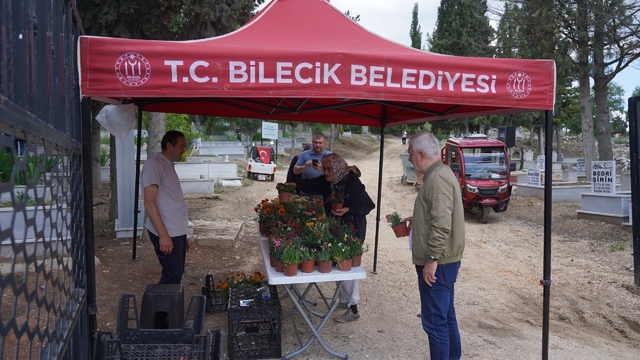 Kurban Bayramı'nın birinci gününde mezarlıklarda çiçek dağıtıldı