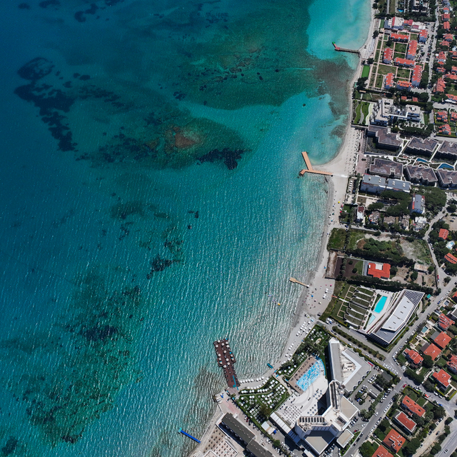 Turizm merkezlerinden Çeşme'de bayram tatili yoğunluğu yaşanıyor