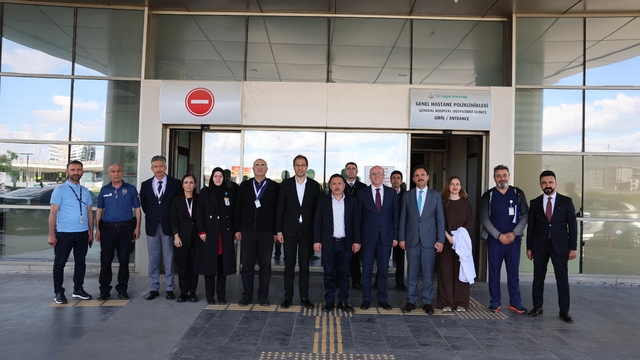 Vali Çiçek'ten hastanede tedavi gören vatandaşlara bayram ziyareti