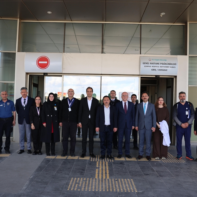 Vali Çiçek'ten hastanede tedavi gören vatandaşlara bayram ziyareti