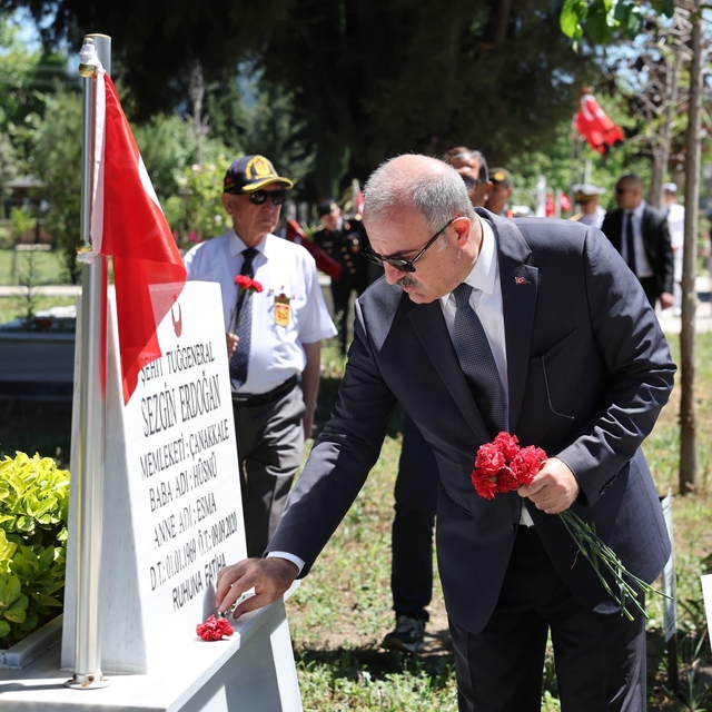 Çanakkale Valisi Toraman, Hastane Bayırı Şehitliği'ni ziyaret etti