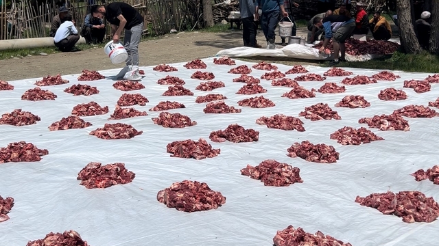 Yüksekova'da 100 yıllık gelenek: 140 kurban kesildi, etler tüm köye eşit dağıtıldı