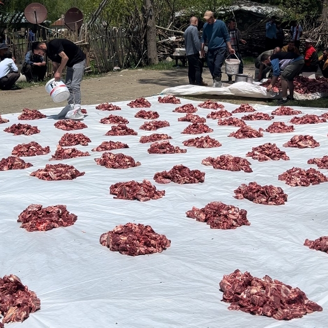 Yüksekova'da 100 yıllık gelenek: 140 kurban kesildi, etler tüm köye eşit da...