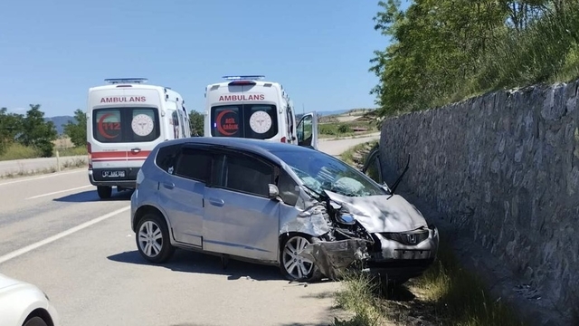 Sinop'ta istinat duvarına çarpan otomobildeki 5 kişi yaralandı