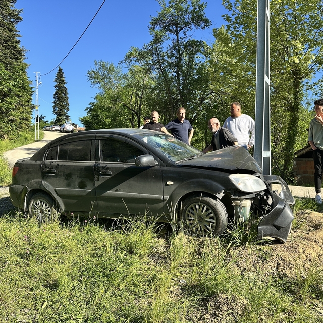 Kastamonu'da otomobil direğe çarptı: 3 yaralı