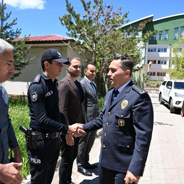 Ağrı Emniyet Müdürü Önder, Kurban Bayramı'nda emniyet personeliyle bayramla...
