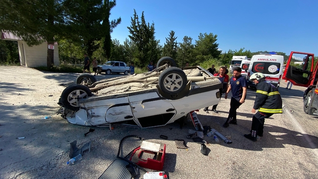 Osmaniye'de park halindeki kamyonete çarpan otomobildeki 3 kişi yaralandı